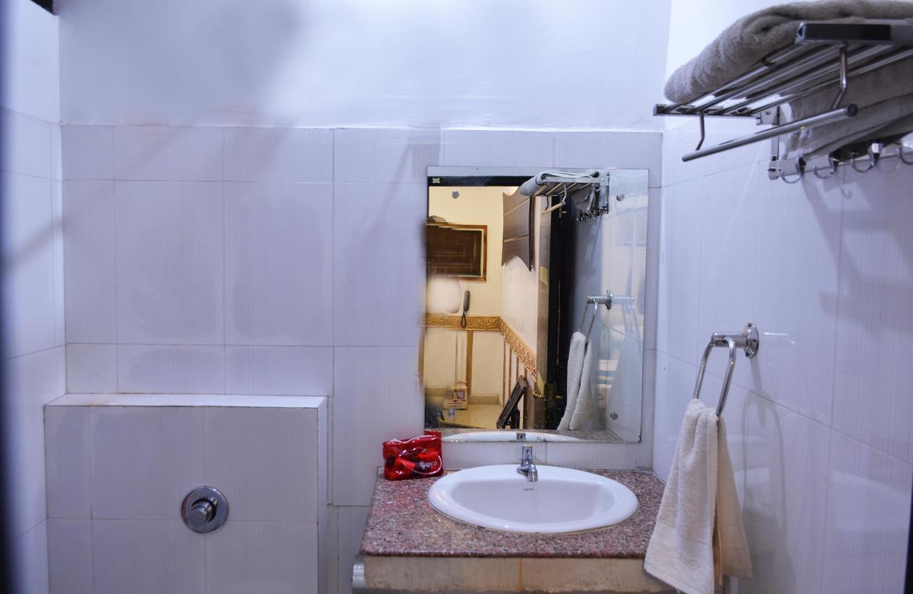 Oyo 5884 Amante Hotel Chandīgarh Екстериор снимка